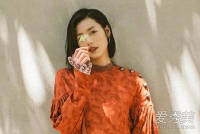 ​刘雯解约后首现身现场图，刘雯解约coach蔻驰要赔多少钱