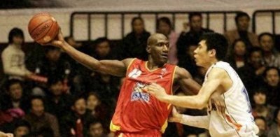 ​他曾入狱8年，却成了CBA最强外援，因叛逃和私自修改合同被封