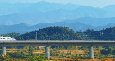 ​各位旅客，本次高铁列车由杭州开往黄山，沿途美景请您签收！