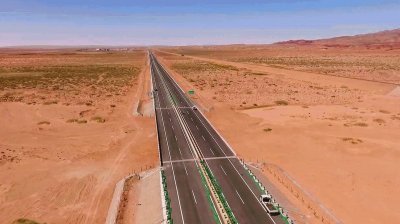 ​横扫四大沙漠，这条公路走起来就一个字：爽！｜京新公路