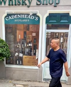 ​郭德纲片场工作被拍走路矫健 一旁助理举巨大雨伞