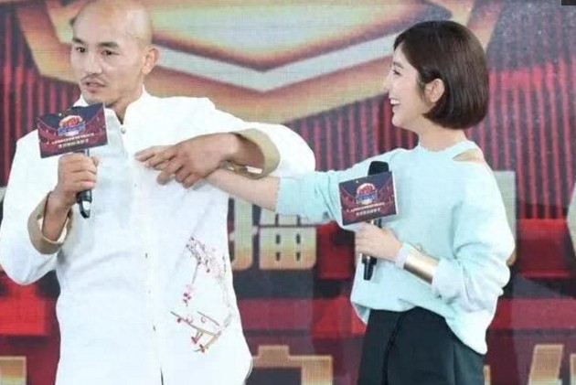 武僧一龙出席活动再次与美女演员赵奕欢同框，网友看后很激动