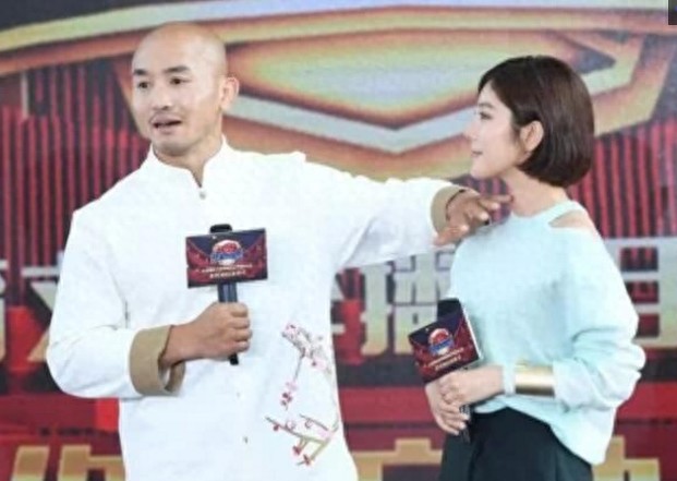 武僧一龙出席活动再次与美女演员赵奕欢同框，网友看后很激动