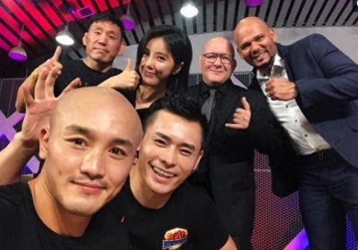 ​武僧一龙出席活动再次与美女演员赵奕欢同框，网友看后很激动