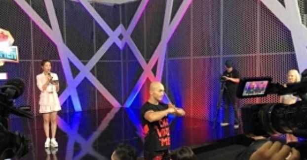 武僧一龙出席活动再次与美女演员赵奕欢同框，网友看后很激动