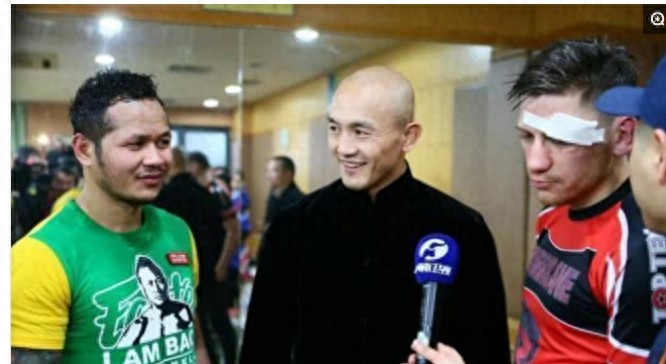 武僧一龙出席活动再次与美女演员赵奕欢同框，网友看后很激动