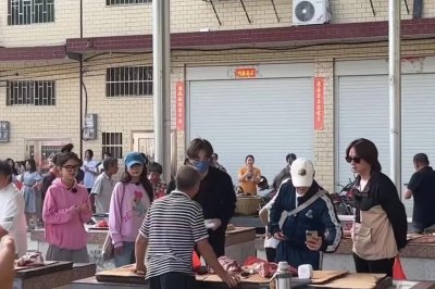 ​42岁殷桃菜市场买菜接地气，手抱一捆大葱不费力，素颜出镜状态好