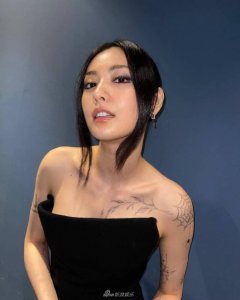 ​韩国新生代女星林珍娜大秀纹身 极具个性难掩性感