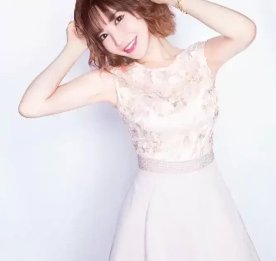 痴女典范里美尤利娅写真分享，稳定输出的超高演技！