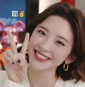 ​从小美到大！唐艺昕晒童年照 水手服配波波头萌翻