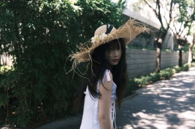 ​虞书欣晒清新夏日写真 表情搞怪俏皮好可爱
