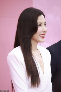 ​曾黎穿纯白深 V 连衣裙出席活动 红唇妩媚黑长直女神范十足