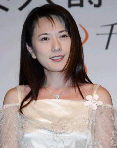 ​戈伟如分手小9岁金城武，5天闪婚豪门宴请24人，离婚拒10亿赡养费