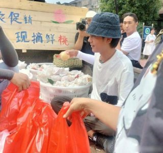 ​爱心助农！网友偶遇王冰冰丁真在街头卖桃