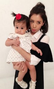 ​贾静雯三母女现状，女儿跟妈妈真是长得一模一样