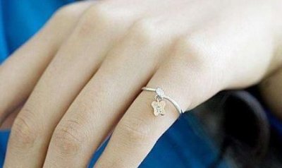 ​戒指带小拇指的意思，戒指戴在小手指上是什么意思？
