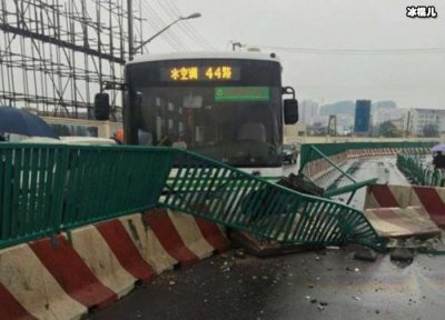 ​44路公交车坠江事件过程大曝光，原因居然是因为这个！