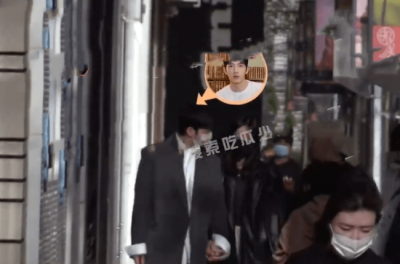 ​刘雯亲昵抚摸井柏然脸颊 李荣浩紧紧跟随身后