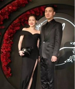 ​小S携老公亮相安以轩的宴席，力破离婚传闻，还要生第四胎？