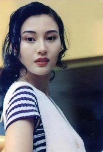 ​李嘉欣年轻时有多美？火辣身材圈粉无数，这才是无数男人的“心头肉”