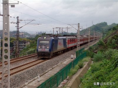 ​这趟运行在福州与重庆之间的旅客列车开行已经十年 曾经有特色涂装