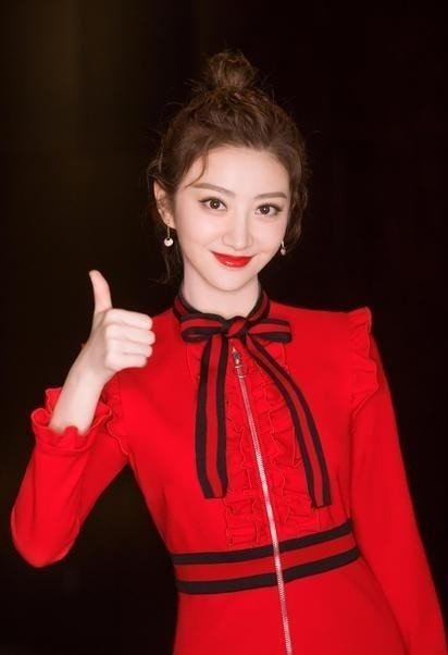 景甜现身春晚彩排后台，装扮成甜美猪八戒，为大家送新年祝福