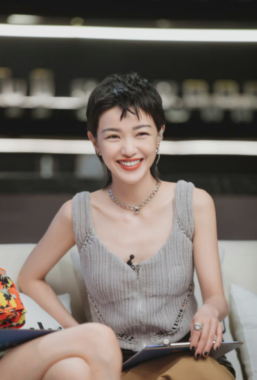 郭采洁终于高调起来，穿深V领亮片裙走T台真美，身高不够气场来凑