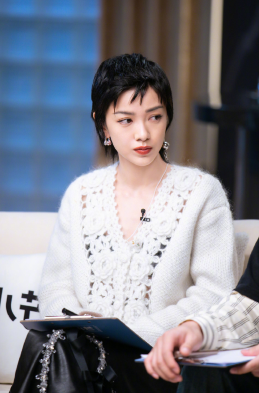 郭采洁终于高调起来，穿深V领亮片裙走T台真美，身高不够气场来凑