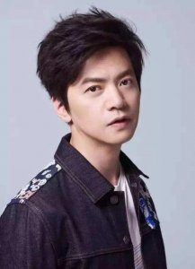 ​李健个人资料及简历（“音乐才子”李健：10岁认识爱妻，结婚多年无房无绯闻）
