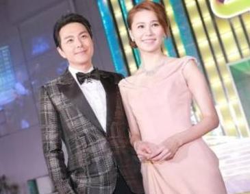 娱乐圈频频传来喜迅，萧正楠领奖公布婚讯，他们是不被祝福的一对