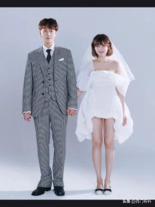 ​泫雅龙俊亨婚纱照曝光 影楼风外加鬼马造型 甜蜜亲吻高调晒幸福