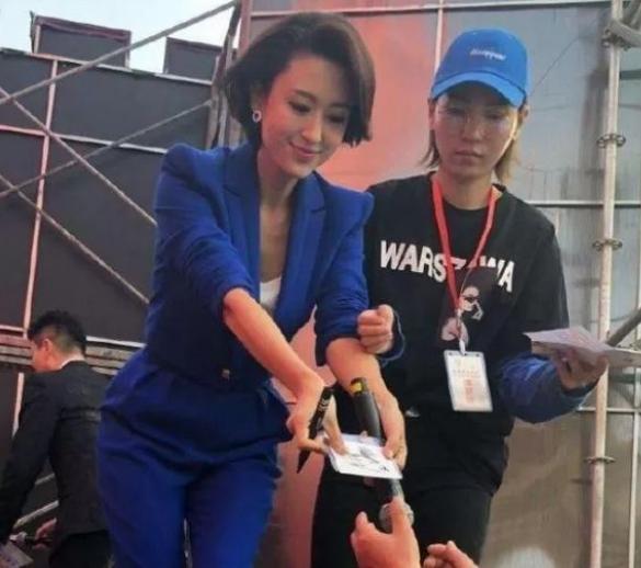 著名央视女主持人张蕾近照：嫁大自己20岁丈夫，走在一起像父女