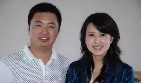 著名央视女主持人张蕾近照：嫁大自己20岁丈夫，走在一起像父女