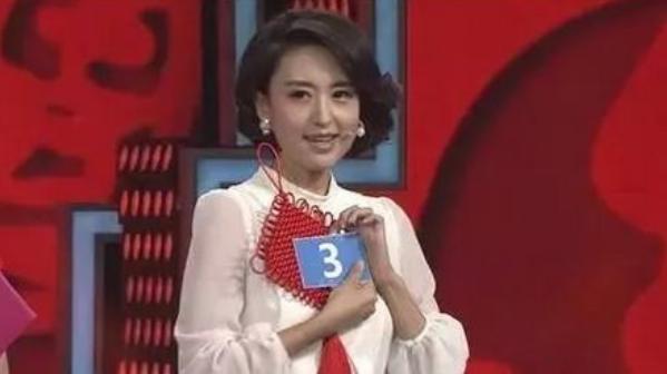 著名央视女主持人张蕾近照：嫁大自己20岁丈夫，走在一起像父女