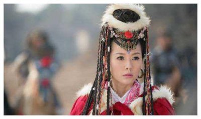 ​22岁搭档马景涛走红，嫁小3岁老公高龄三年抱两，一家四口漂亮