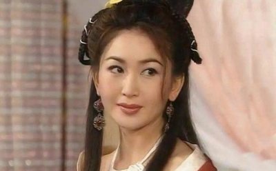 ​52岁温碧霞和富商老公秀恩爱，富士山下拥抱却被说像父女