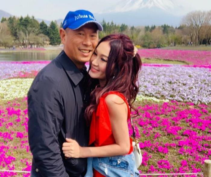 52岁温碧霞和富商老公秀恩爱，富士山下拥抱却被说像父女