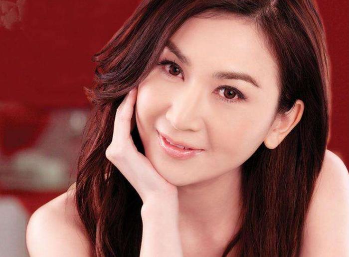 52岁温碧霞和富商老公秀恩爱，富士山下拥抱却被说像父女