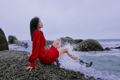 ​姐姐好酷！辛芷蕾穿深V红裙气质迷人 发丝飞扬
