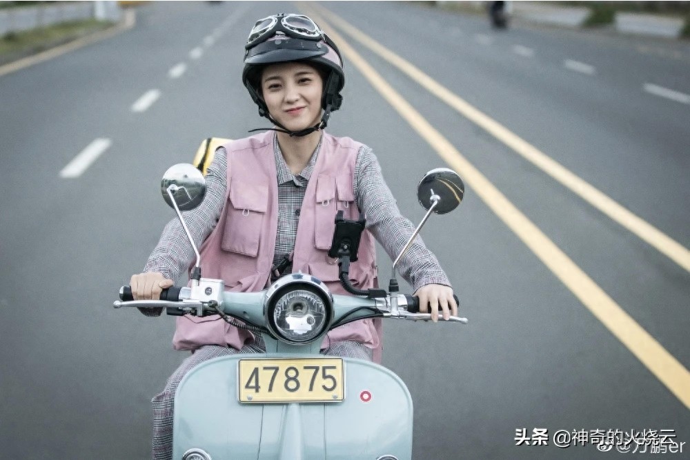 万鹏：优雅迷人、独立爽朗的新生代小花！