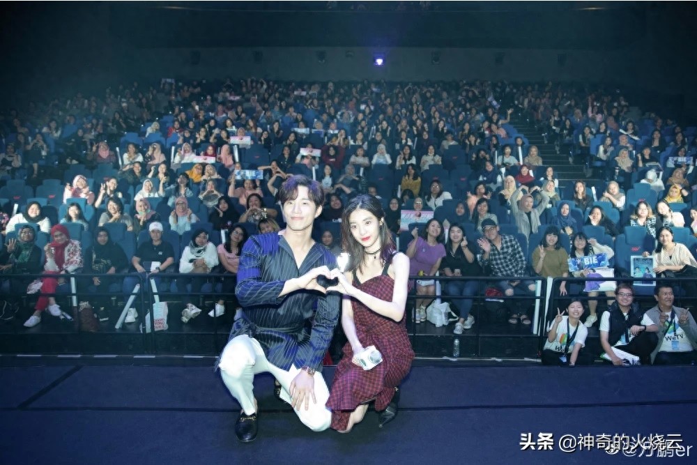 万鹏：优雅迷人、独立爽朗的新生代小花！