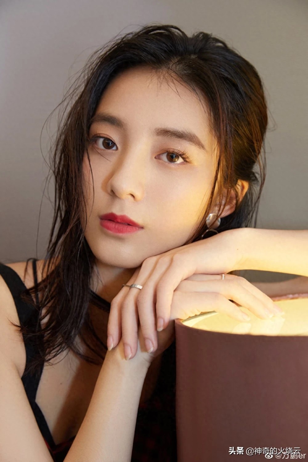 万鹏：优雅迷人、独立爽朗的新生代小花！