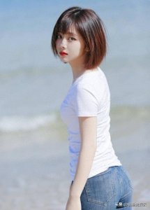 ​谭松韵不愧是元气少女本人！海边写真氛围感满满，吊带背心好可爱