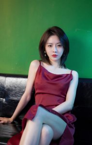 明星写真:莫寒红色吊带抹胸长裙时尚摄影,率性短发精致小女人
