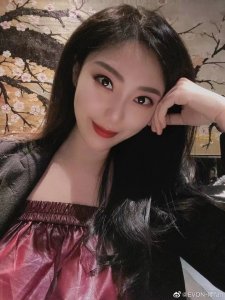 李帅娇妻晒近照妩媚动人 美艳闺蜜聚餐父子同游海洋馆