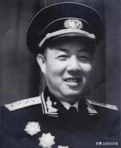 她是苏振华将军最后一任夫人,将军病逝后,她花了10年为丈夫作传