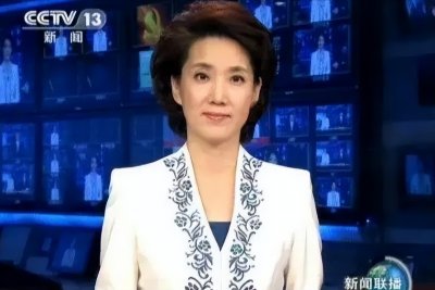央视“首席女主播”李修平:42岁再婚嫁大10岁丈夫,至今无儿无女
