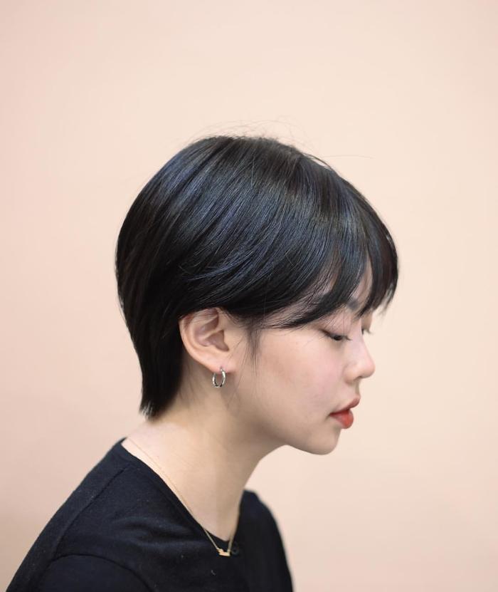 短发搭配空气刘海，年轻时尚又减龄