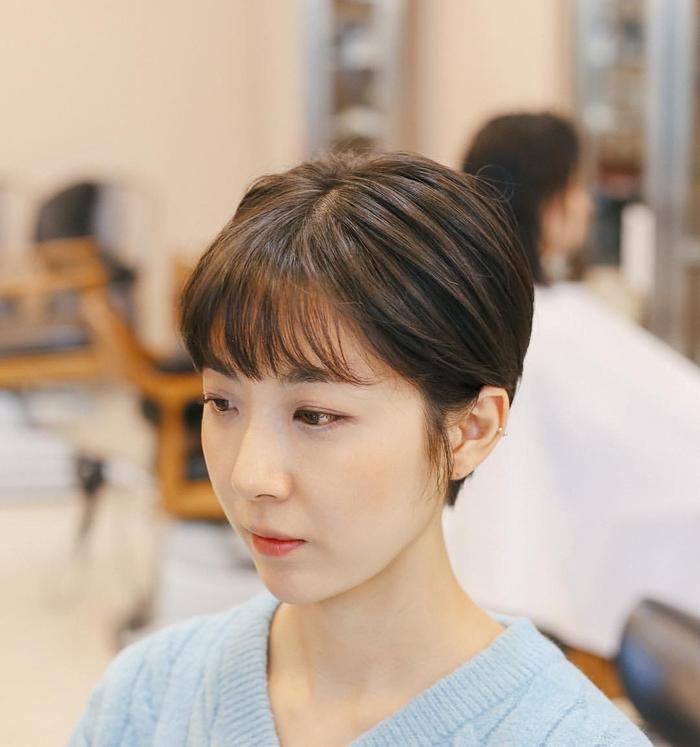 短发搭配空气刘海，年轻时尚又减龄