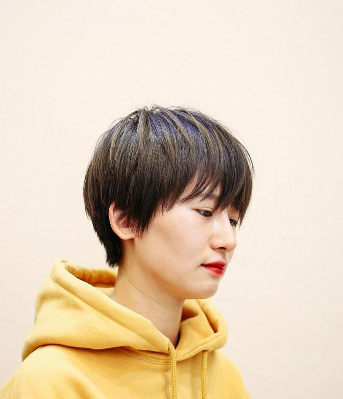 短发搭配空气刘海，年轻时尚又减龄